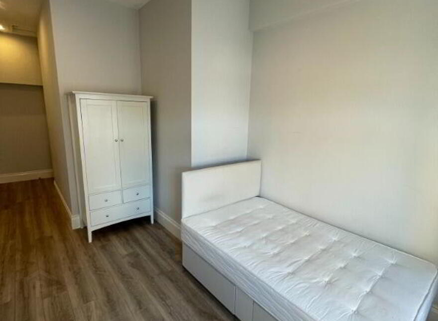 Apt 3, 34 Wellington Park, Belfast, BT9 6DN