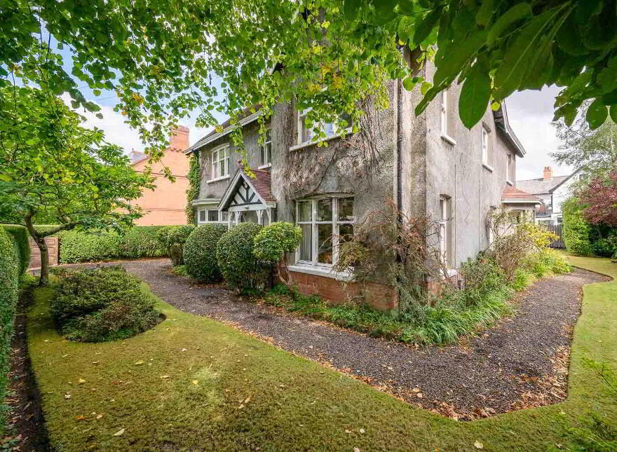 22 Myrtlefield Park, Belfast, BT9 6NE photo