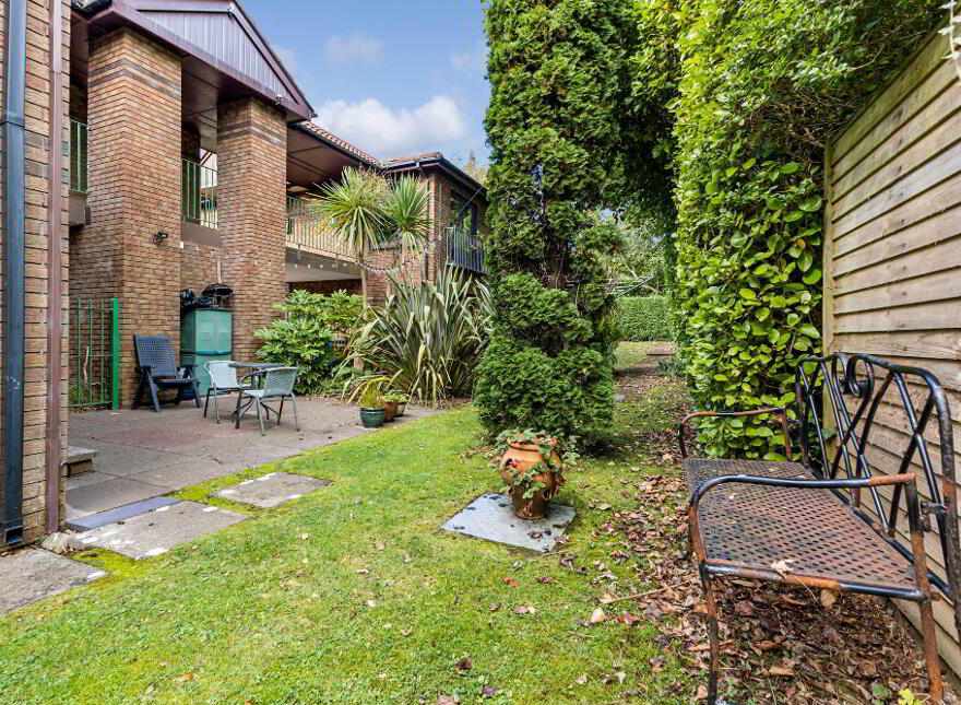 3 Pembridge Mews, Off Sandown Park South, Belfast, BT5 6HA