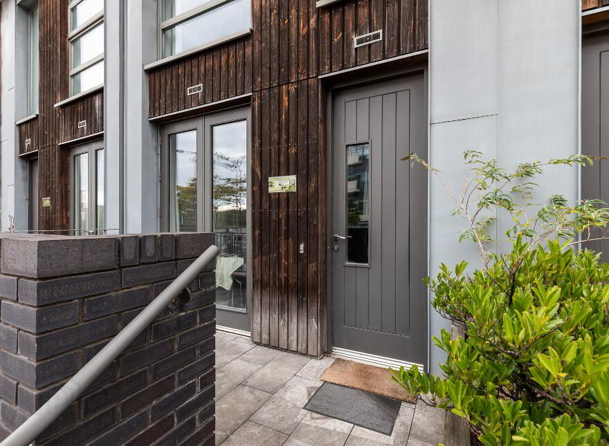 3.08 Queens Road, Belfast, BT3 9FJ