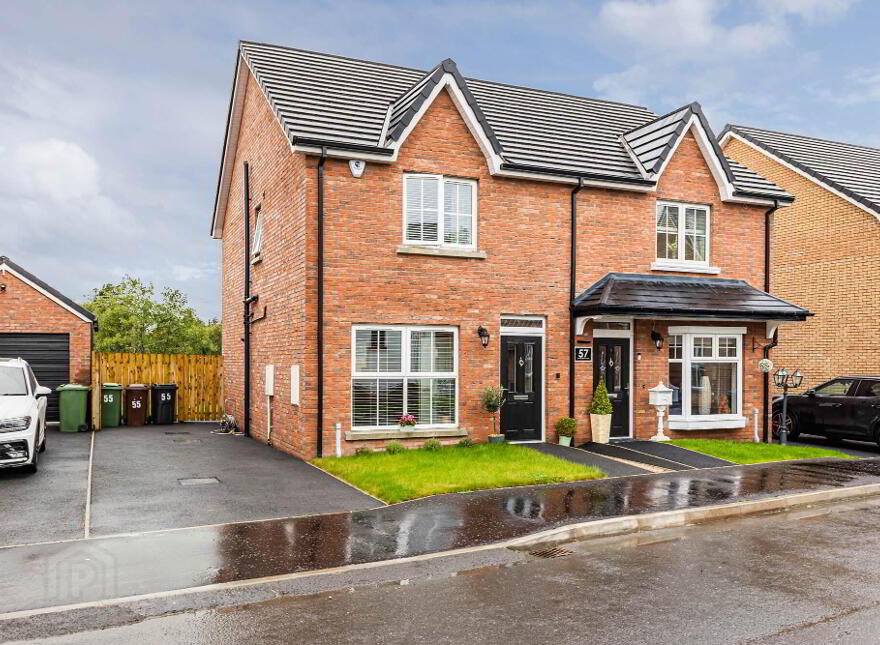 55 Sir Richard Wallace Gardens, Lisburn, BT28 3FL photo