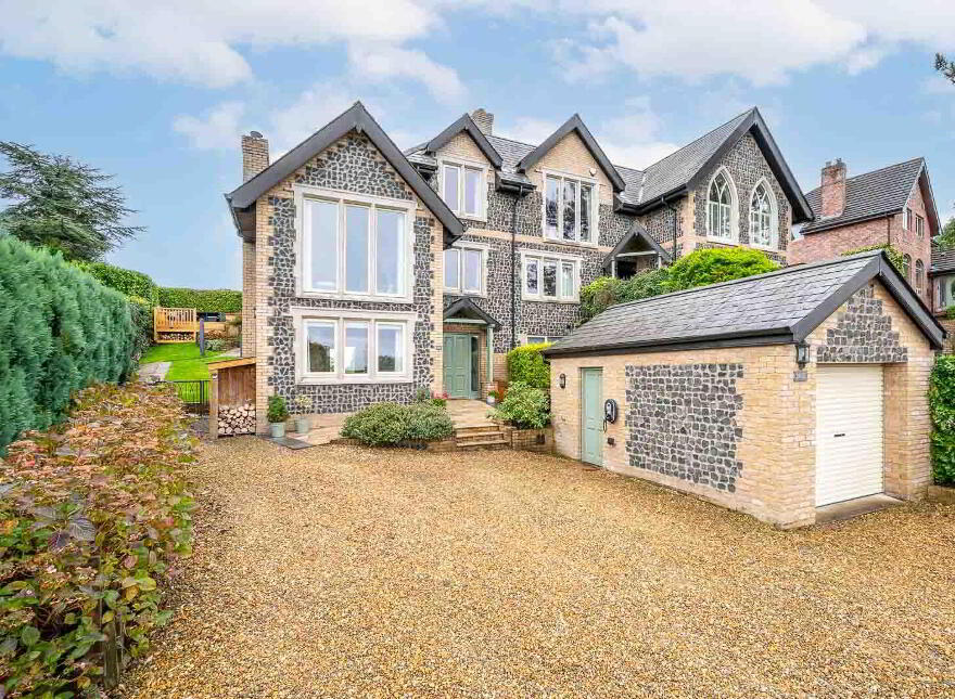 2b Pine Crest, Holywood, BT18 9ED