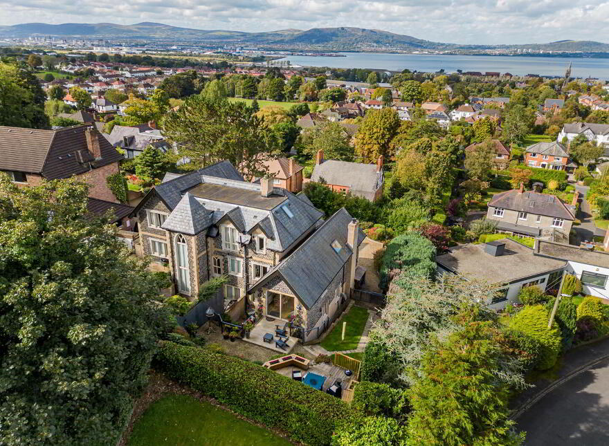 2b Pine Crest, Holywood, BT18 9ED