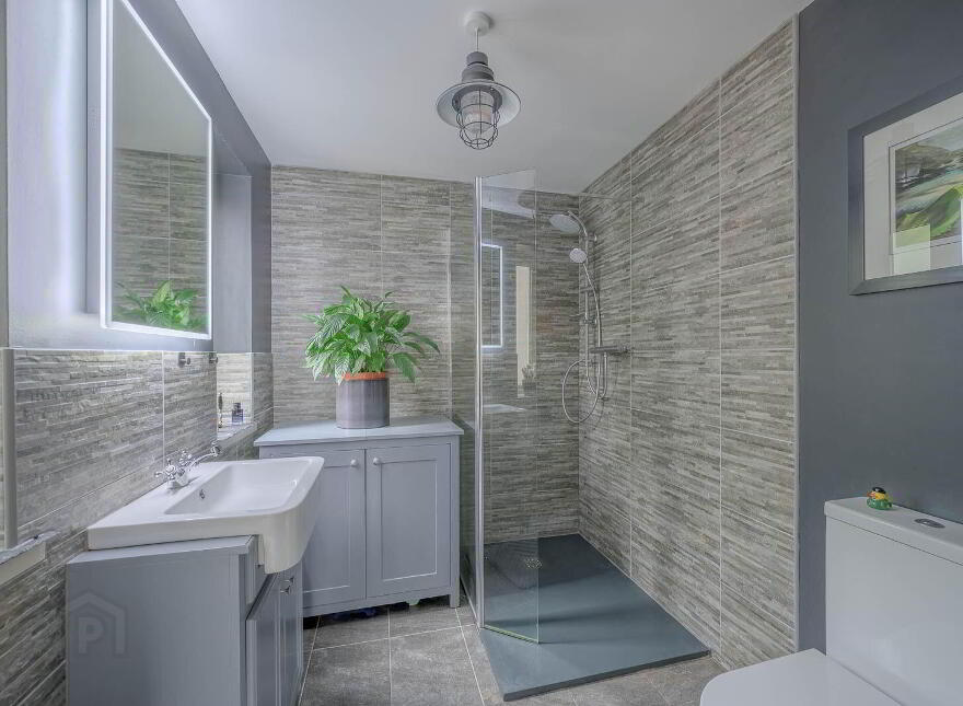 2b Pine Crest, Holywood, BT18 9ED