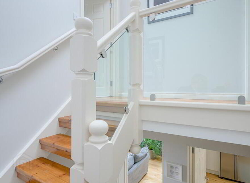 2b Pine Crest, Holywood, BT18 9ED