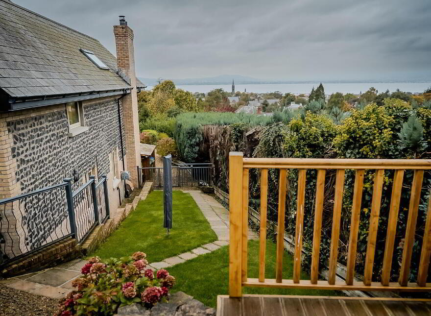 2b Pine Crest, Holywood, BT18 9ED