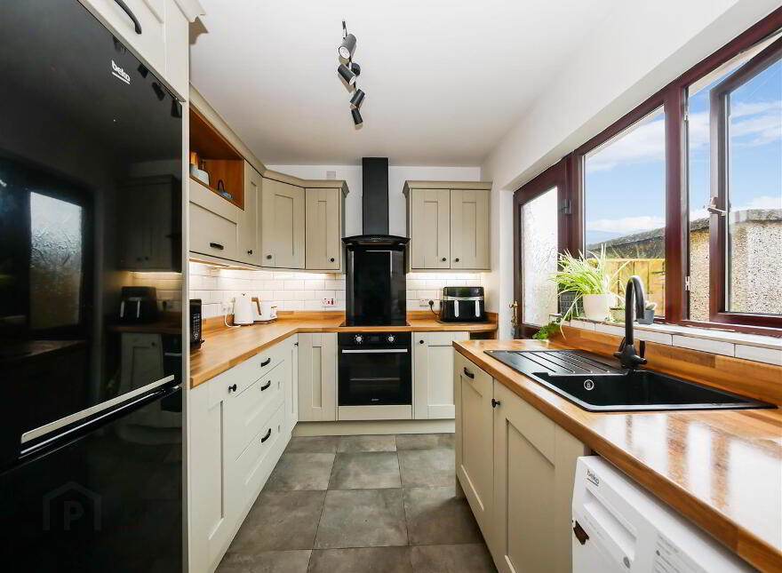 4 Castlecoole Park, Belvoir Park, Belfast, BT8 7BE