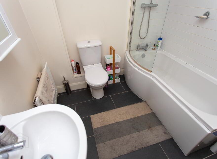 Apartment 3, 62a Templemore Avenue, Albertbridge Road / Newtownards Ro...Belfast, BT5 4FT