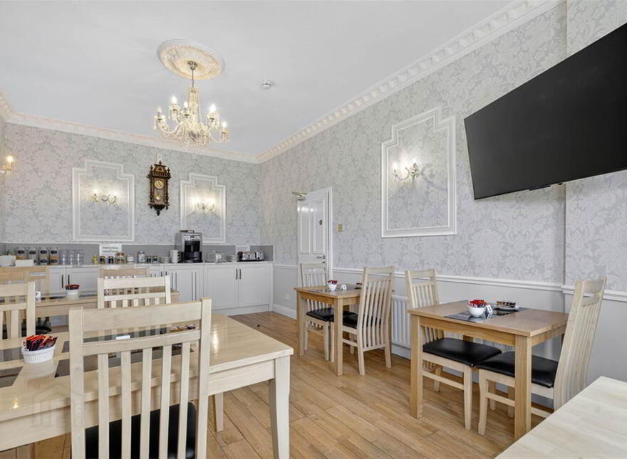 Albany Lodge, 2 Eglinton Street, Portrush, BT56 8DX