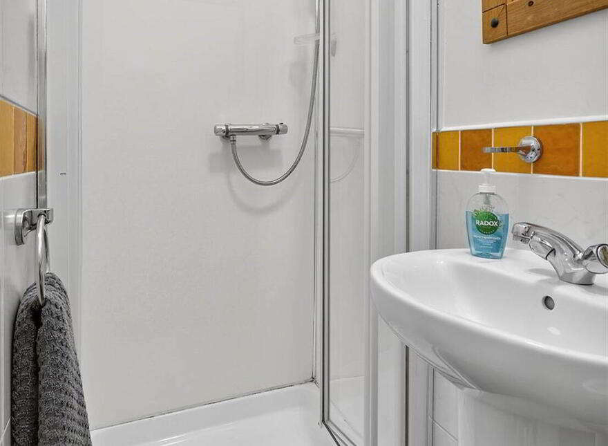 Albany Lodge, 2 Eglinton Street, Portrush, BT56 8DX