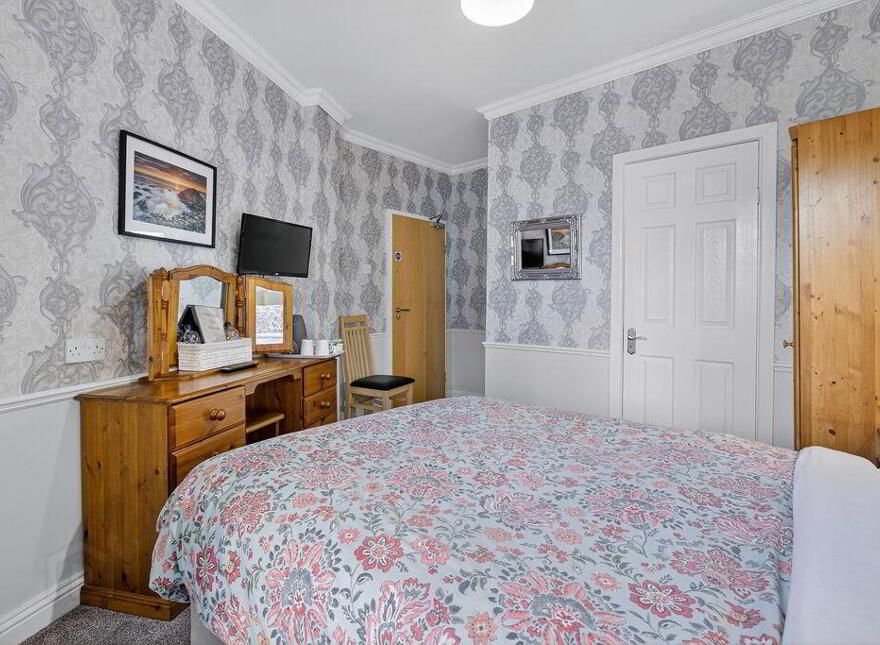2 Eglinton Street, Portrush, BT56 8DX
