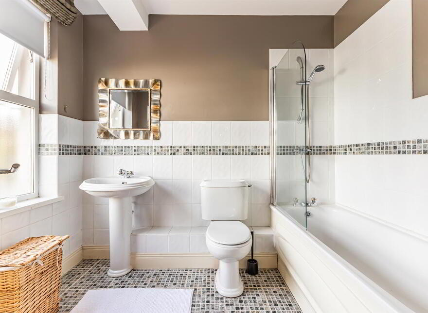 Apt 8, 16 Chlorine Gardens, Belfast, BT9 5DL