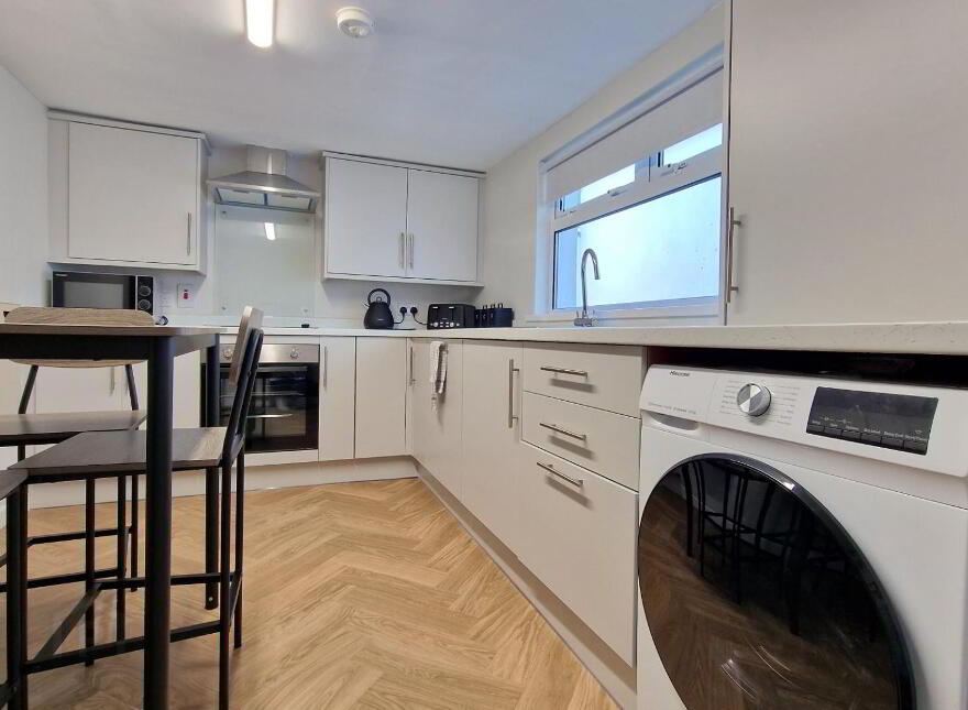 Room 5, 8 Pims Avenue, Belfast, BT4 1PJ