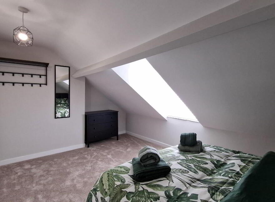 Room 5, 8 Pims Avenue, Belfast, BT4 1PJ