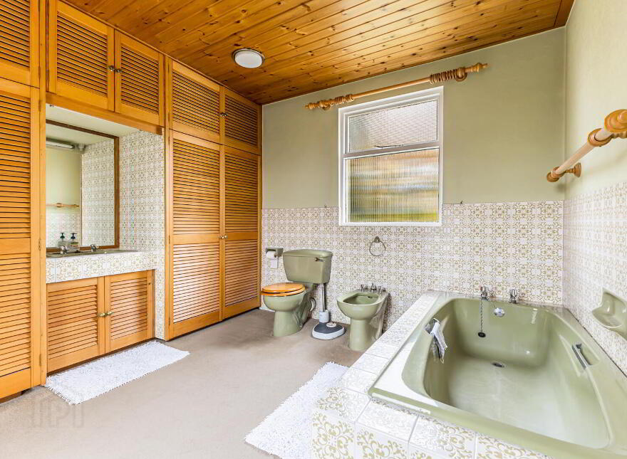 33 Demesne Road, Holywood, BT18 9NB
