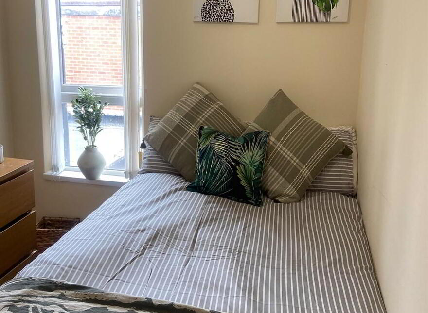 Room 2, 40 Nansen Street, Belfast, BT12 6AT