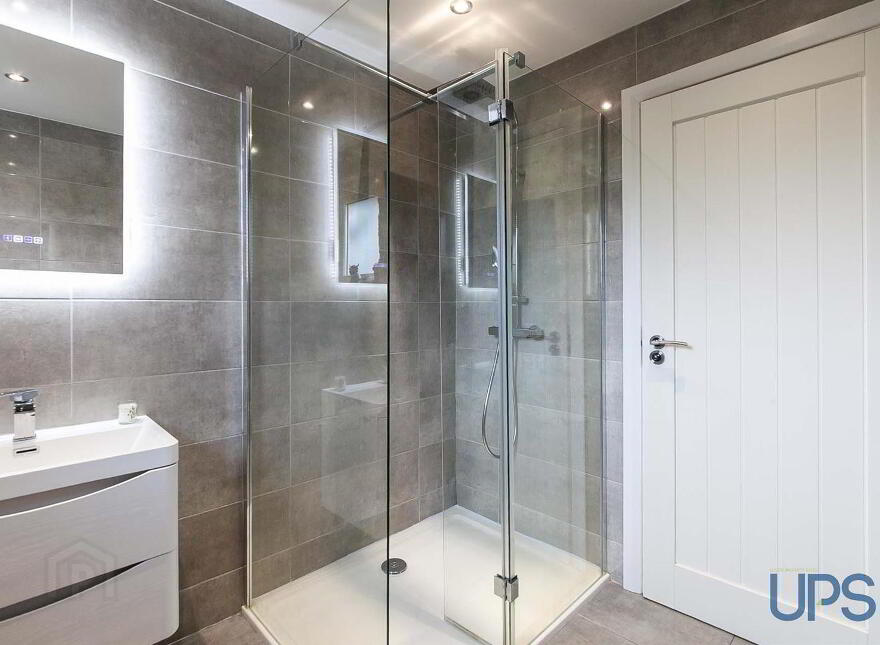 32 Coolnasilla Park West, Belfast, BT11 8JT