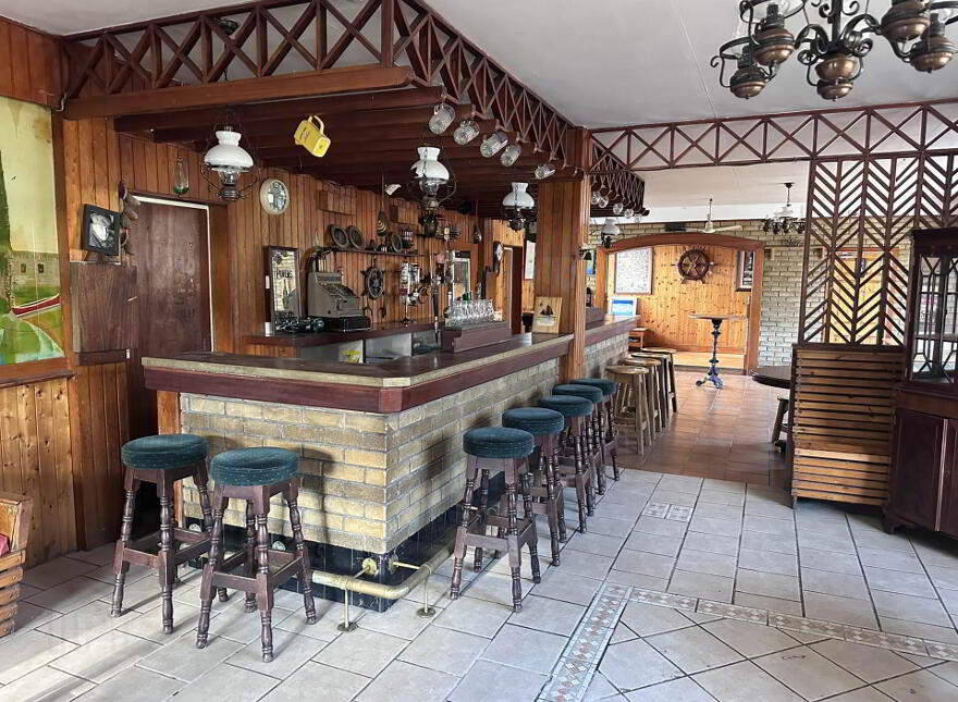 The Old Court Inn, Baltimore, P81VR66