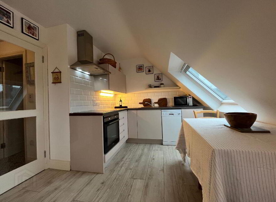 5 Les Mouettes Apartments, Crookhaven, P81A293