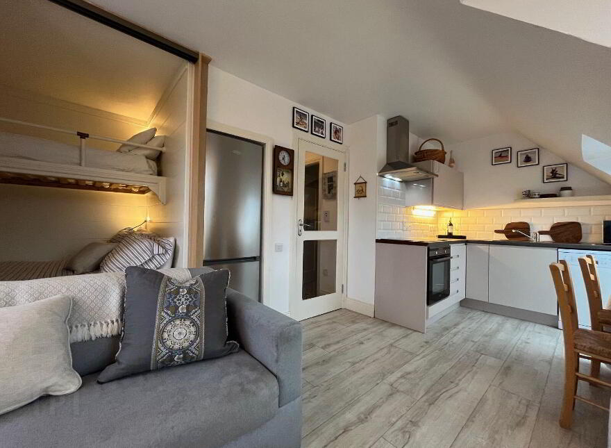 5 Les Mouettes Apartments, Crookhaven, P81A293