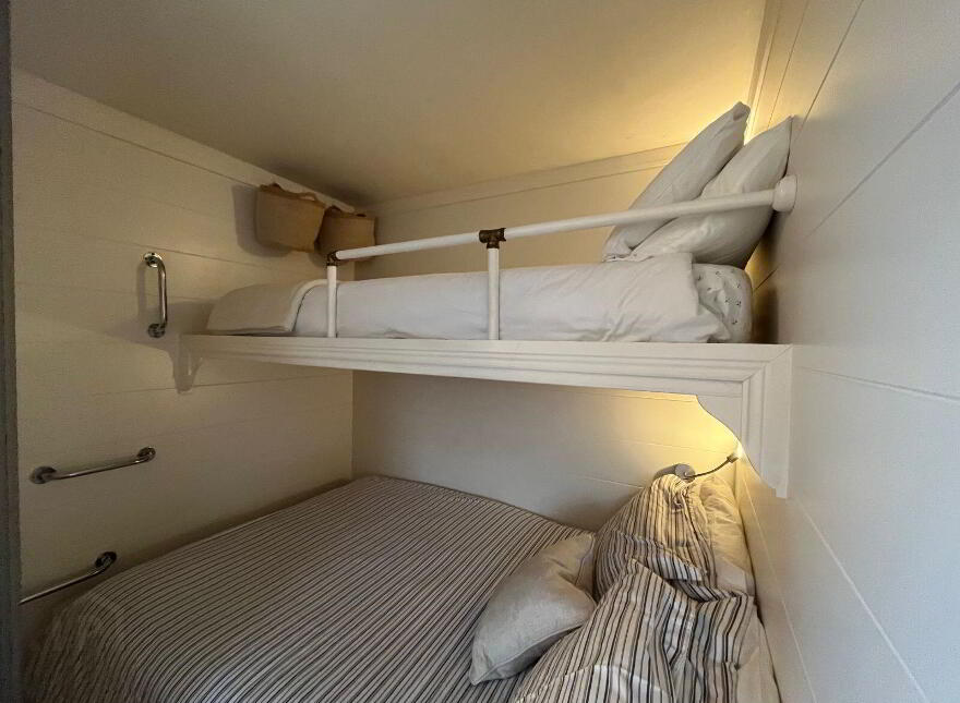 5 Les Mouettes Apartments, Crookhaven, P81A293
