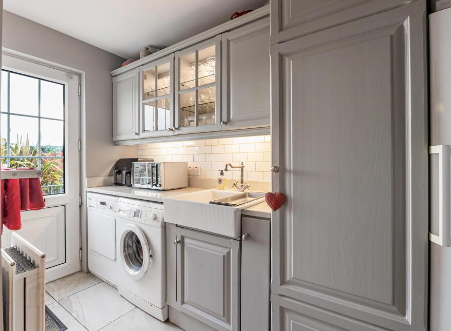 47 Newtownards Road, Donaghadee, BT21 0PY