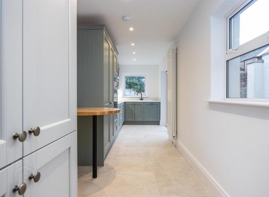 686 Ravenhill Road, Belfast, BT6 0BZ