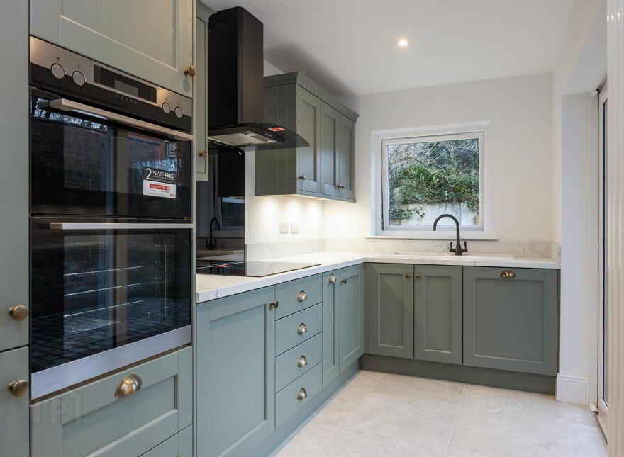 686 Ravenhill Road, Belfast, BT6 0BZ