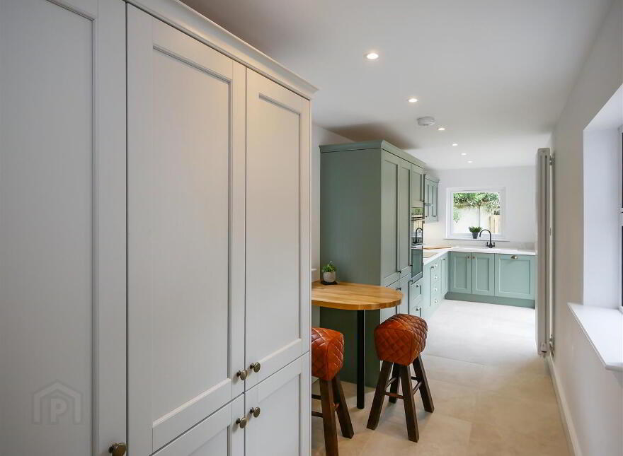 686 Ravenhill Road, Belfast, BT6 0BZ