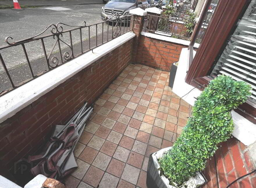15 Iveagh Crescent, Belfast, BT12 6AW