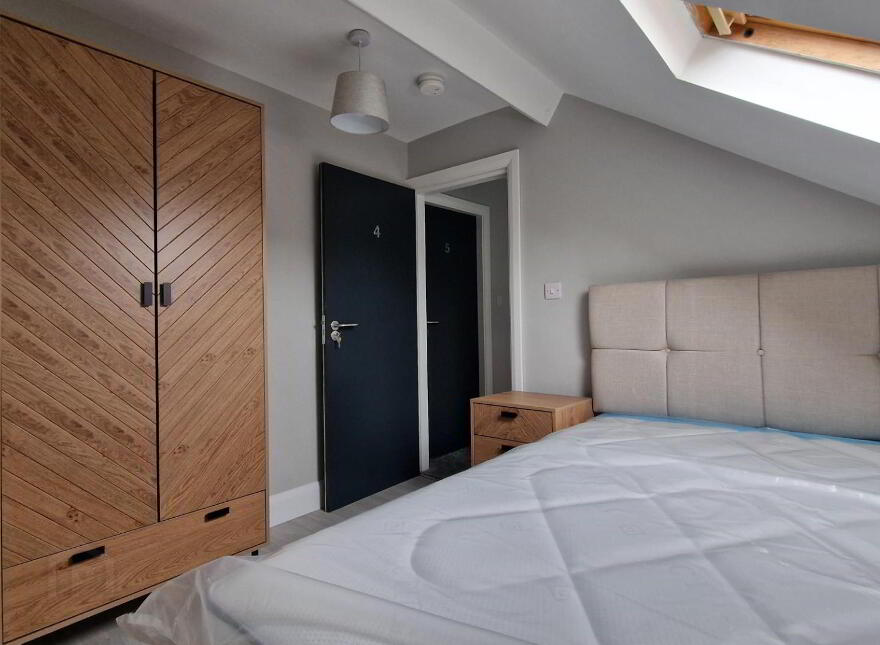Room 4, 4 Lothair Avenue, Belfast, BT15 2HU