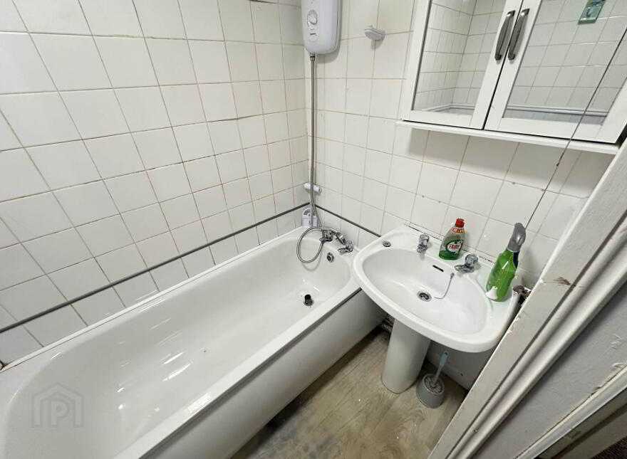 26 Clondara Parade, Falls Road, Belfast, BT12 6ES