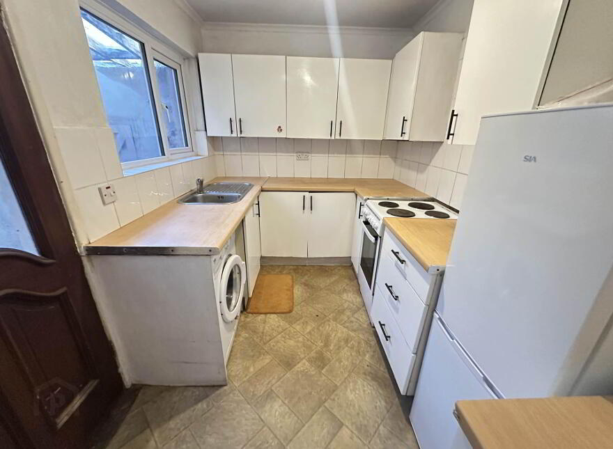 26 Clondara Parade, Falls Road, Belfast, BT12 6ES