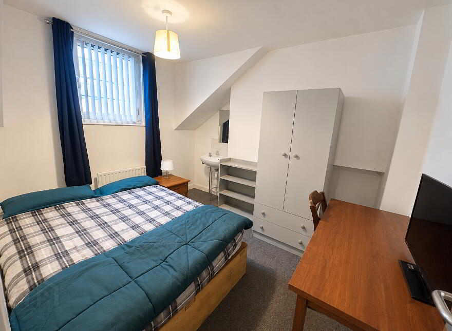 (HMO Registered), 61 Dunluce Avenue, Lisburn Road, Belfast South, Belfast, BT9 7AW