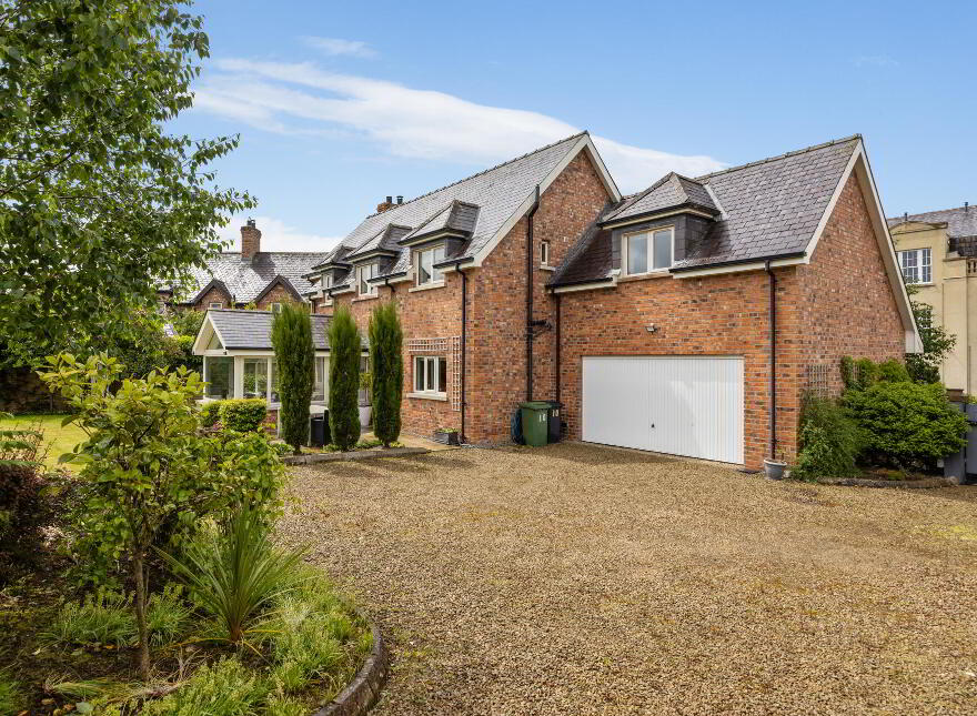 10 Governors Gate Meadow, Hillsborough, BT26 6FY