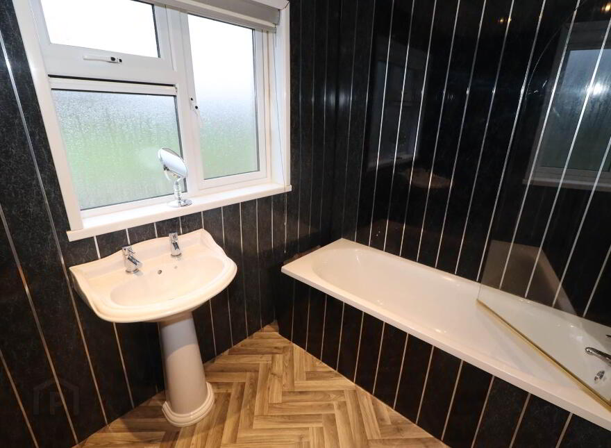167 Laurelbank, Poleglass, Belfast, BT17 0RT