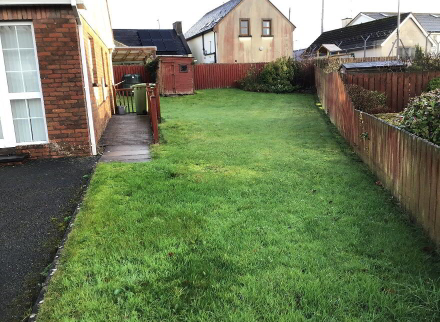 6 Oakgrove, Derrylin, Enniskillen, BT92 9GF