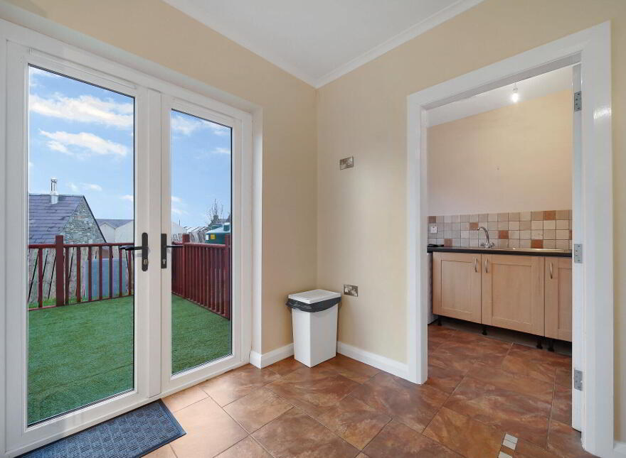 27 Orchard Grove, Newtown Cunningham, F93W326