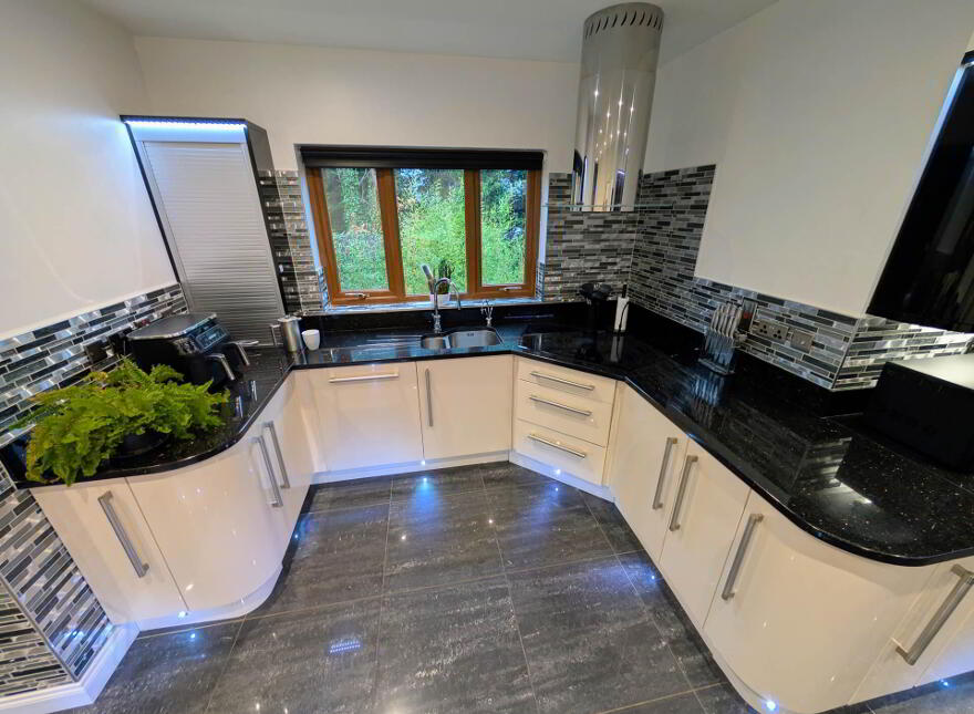1c Blackcave Manor, Larne, BT40 1UN