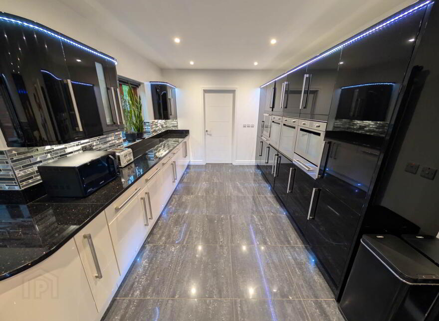 1c Blackcave Manor, Larne, BT40 1UN
