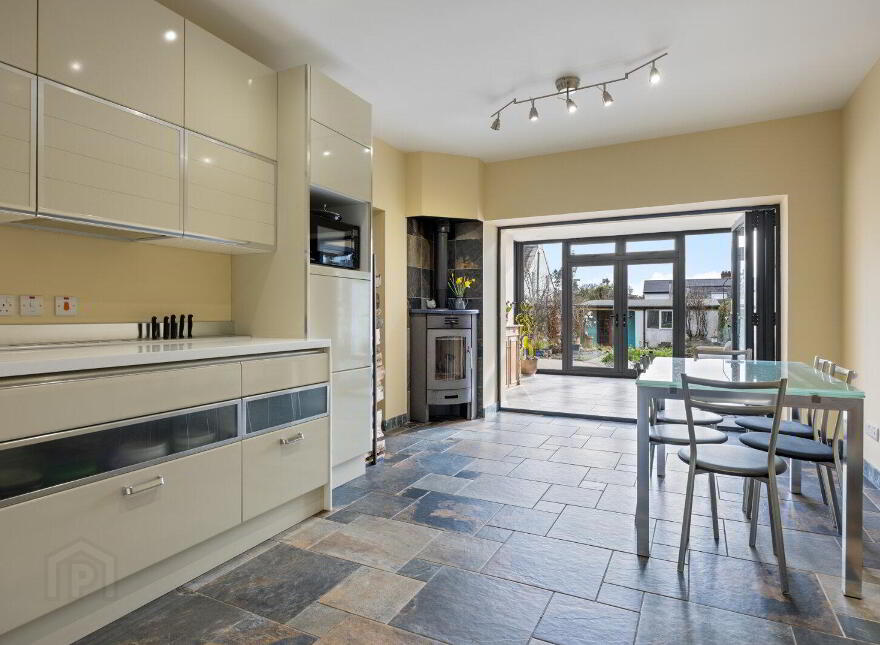 14 Ballyholme Esplanade, Bangor, BT20 5LZ