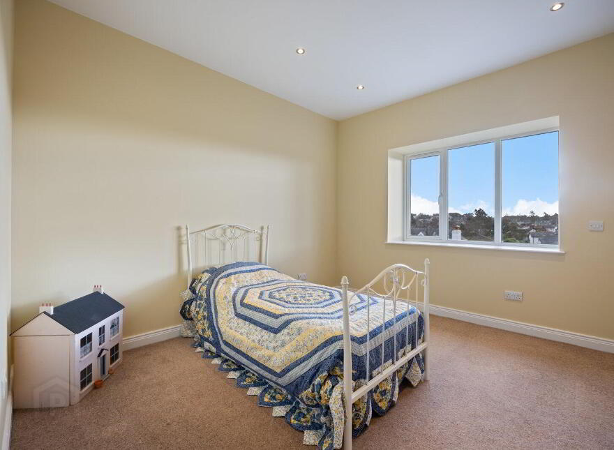 14 Ballyholme Esplanade, Bangor, BT20 5LZ