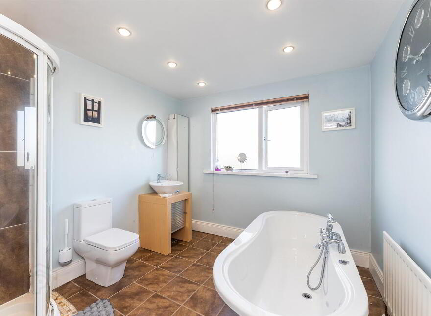 6 Chelmsford Place, Larne, BT40 1AF