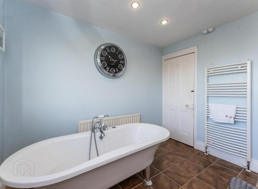 6 Chelmsford Place, Larne, BT40 1AF