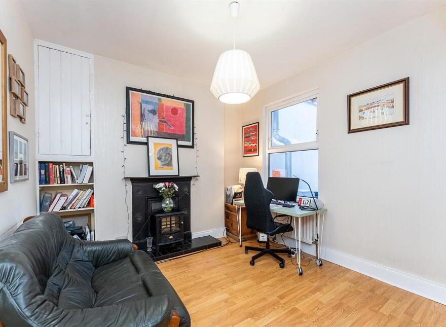6 Chelmsford Place, Larne, BT40 1AF