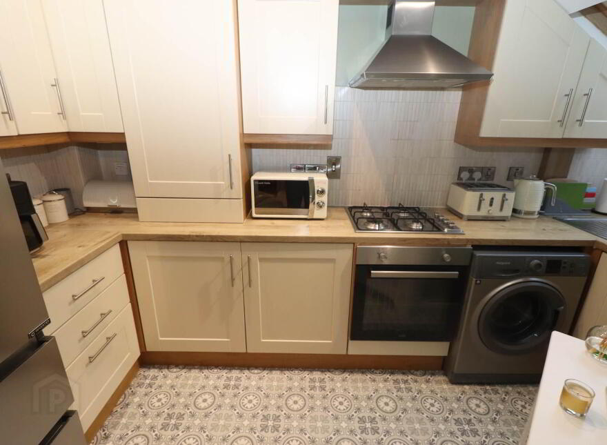 9 Pinetree Court Glen Road, Belfast, BT11 8BS