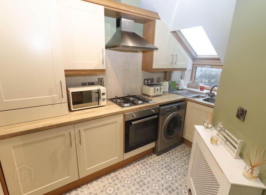 9 Pinetree Court Glen Road, Belfast, BT11 8BS