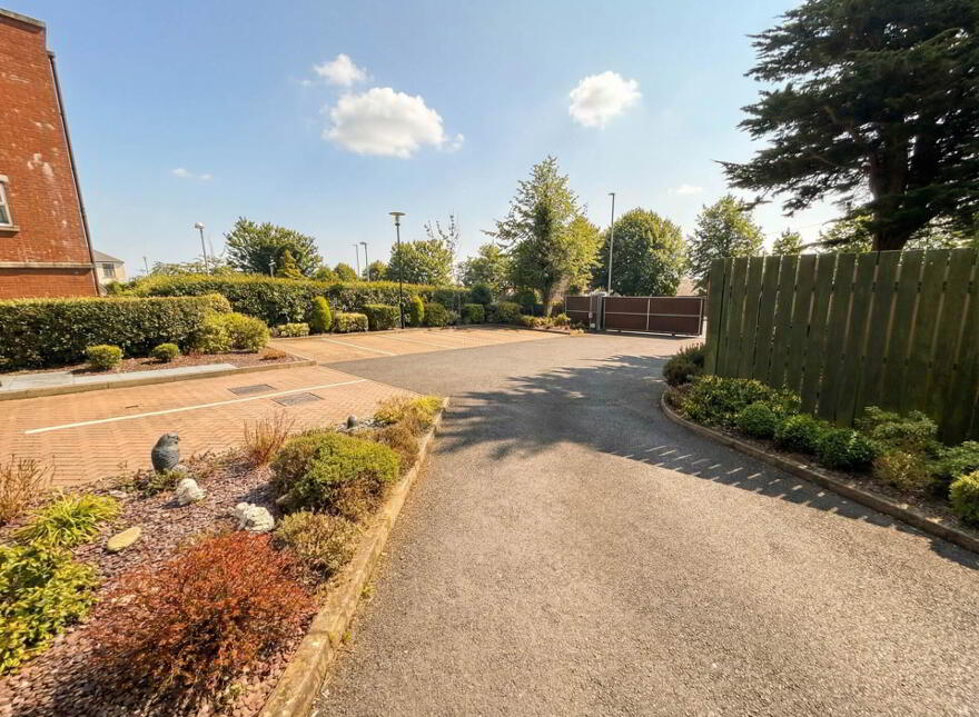 9 Pinetree Court Glen Road, Belfast, BT11 8BS