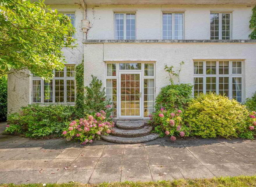 22 Glen Road, Holywood, BT18 0HB