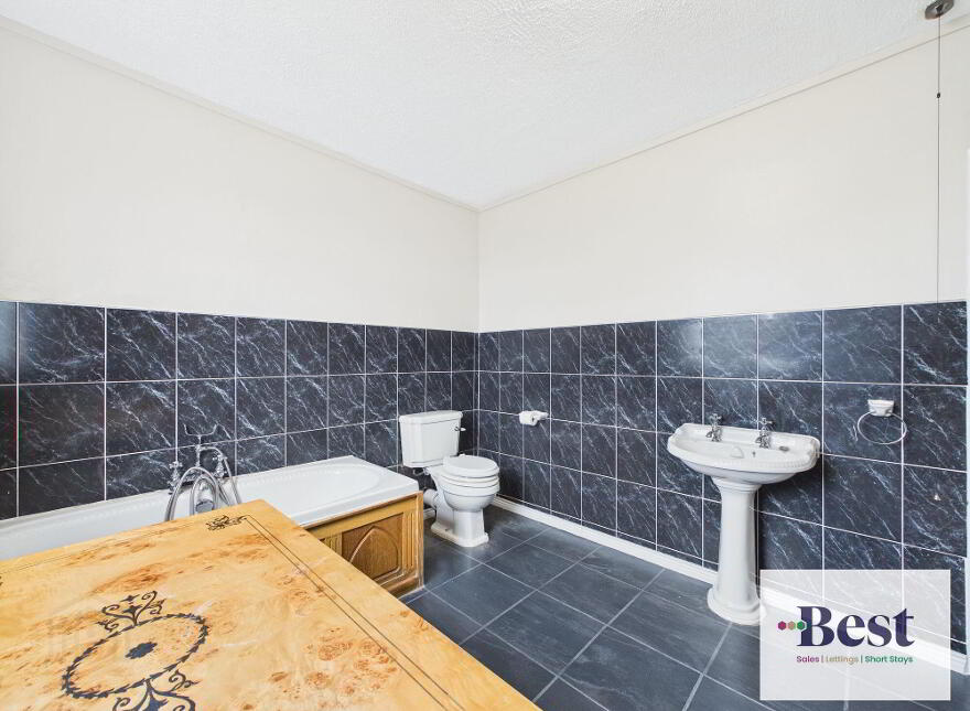 25 The Roddens, Larne, BT40 1QX